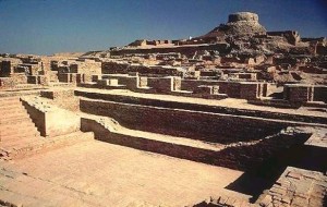 Mohenjodaro ruins with great bath in front